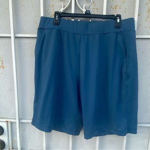 32° Cool men’s XL shorts 10” inseam. Elastic waistband drawstring. Has stretch